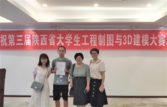 D:?1?1-新聞發布月西安大賽照片一等獎合影01.jpg